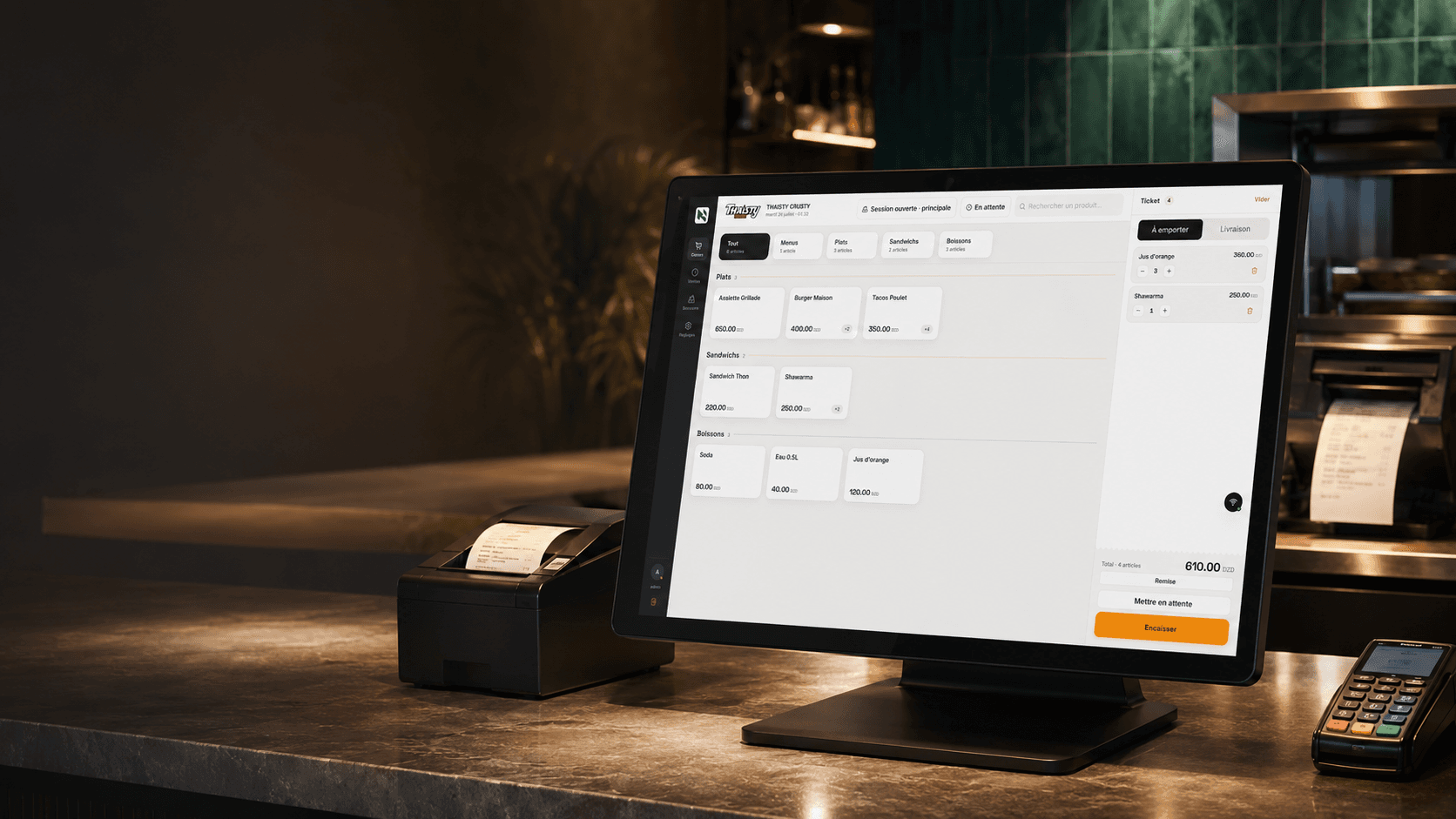Le personnel d'un restaurant client encaisse une commande sur nasq